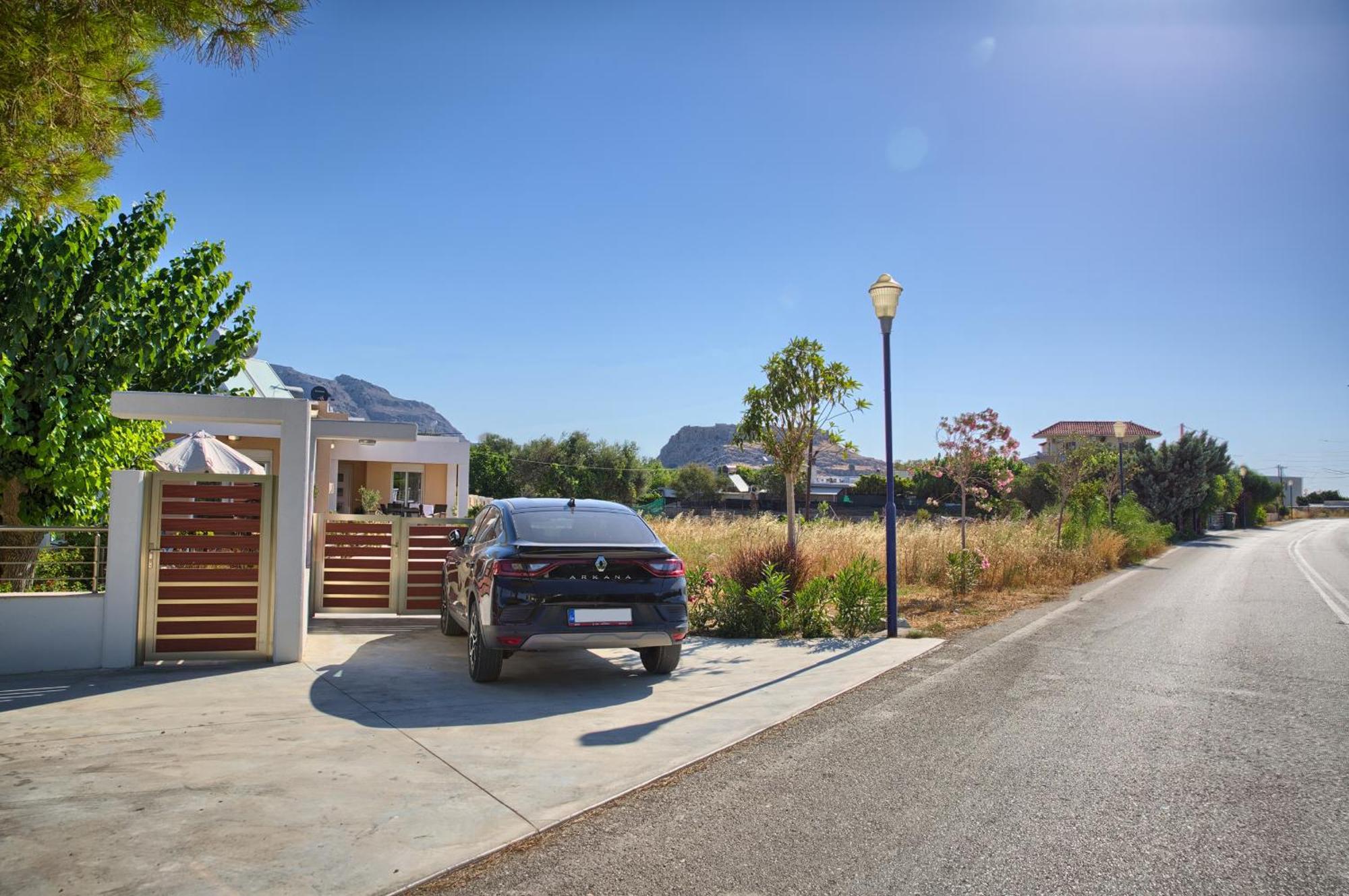 Paul's Garden Luxury House Holiday home Haraki